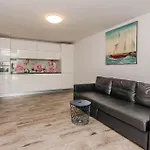 Apartment 1 Bedroom Lovely In Vir