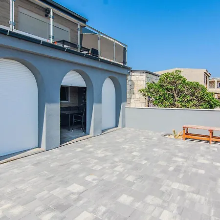 Awesome In With House Sea View