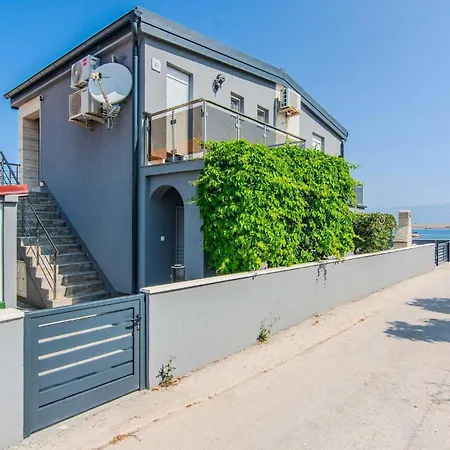 1 Bedroom Lovely In Апартаменты Вир